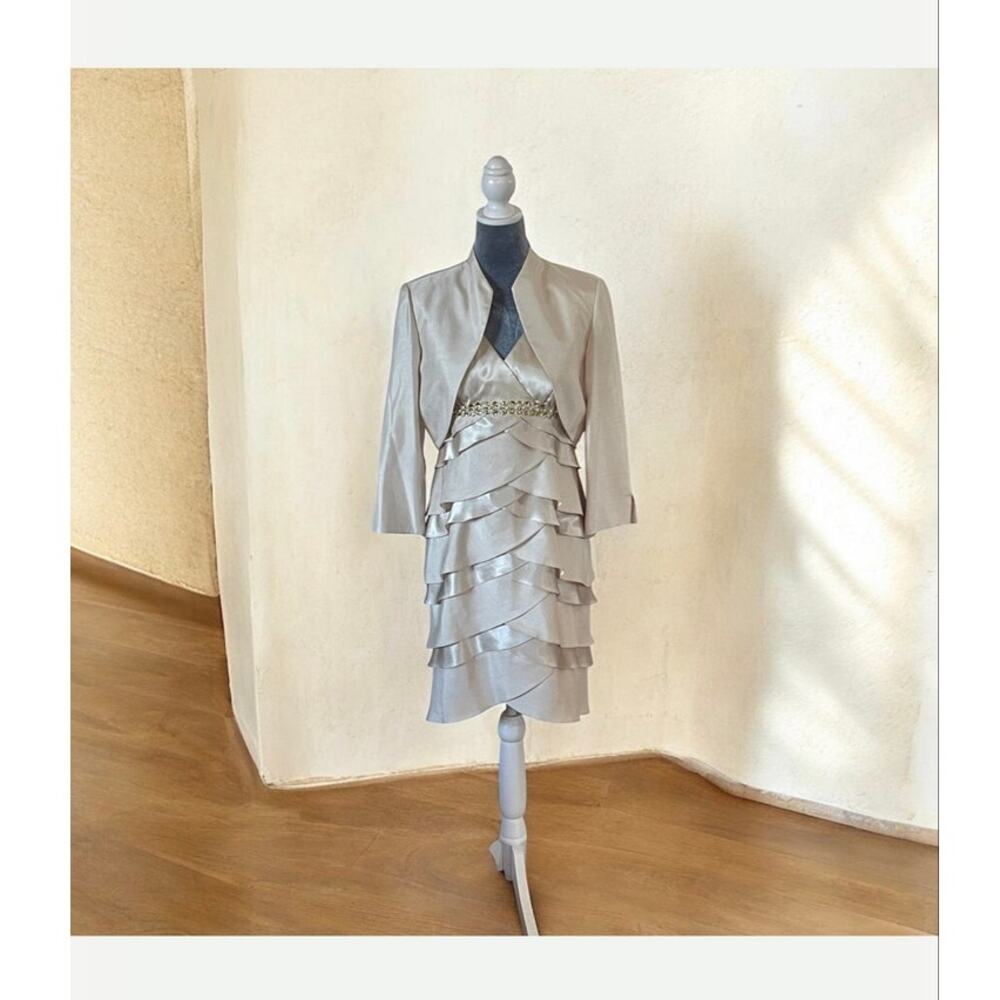 Jessica Howard 2 Piece Set Dress
& Jacket Beige Size 8P